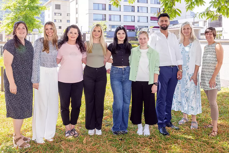 Gruppenbild der Lernenden und des Ausbildungsteams im Garten vor dem Alterszentrum Acherhof (v. l. n. r.): Yvonne Gisler, Ausbildungsverantwortliche Pflege, Chiara Zumbühl, Danijela Pavlovic, Ausbildnerin, Altina Lokaj, Laura Bisaku, Ausbildnerin, Melanie Kaufmann, Faisal Faquirzadah, Bea Brunner-Hauenstein, Ausbildnerin, und Lucia De Lucchi-Reichlin, Stv. Aus­bildungsverantwortliche Pflege.