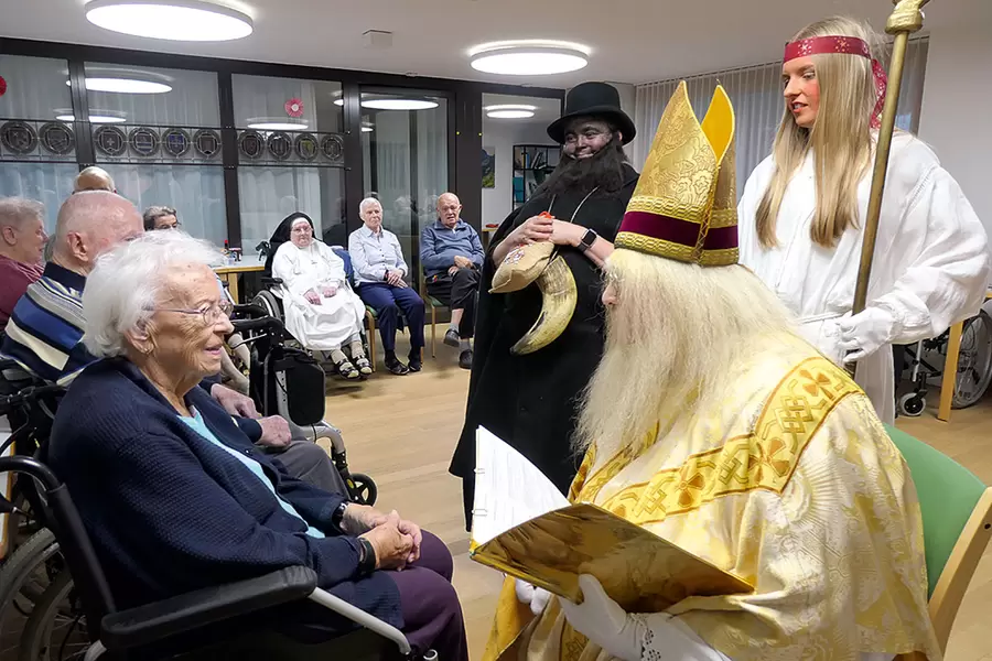 Die «heilige Dreifaltigkeit» bestehend aus Samichlaus, Schmutzli und Engel verbreitet bei den Bewohnenden (v. l. n. r.) Annalies Schuler, Sr. Petra, Margrit Betschart und René Brodbeck gute Laune.