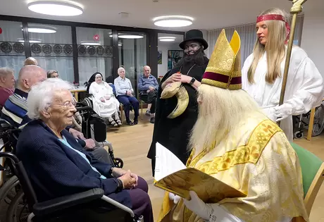 Die «heilige Dreifaltigkeit» bestehend aus Samichlaus, Schmutzli und Engel verbreitet bei den Bewohnenden (v. l. n. r.) Annalies Schuler, Sr. Petra, Margrit Betschart und René Brodbeck gute Laune.