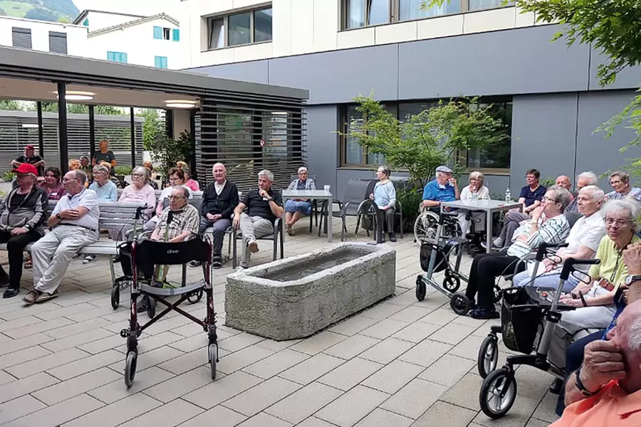 Die aufmerksam Zuhörenden.