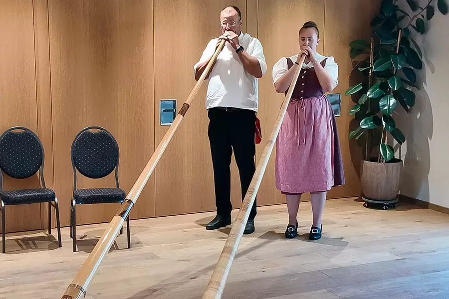 Yvonne und Ueli Ott blasen Alphorn.