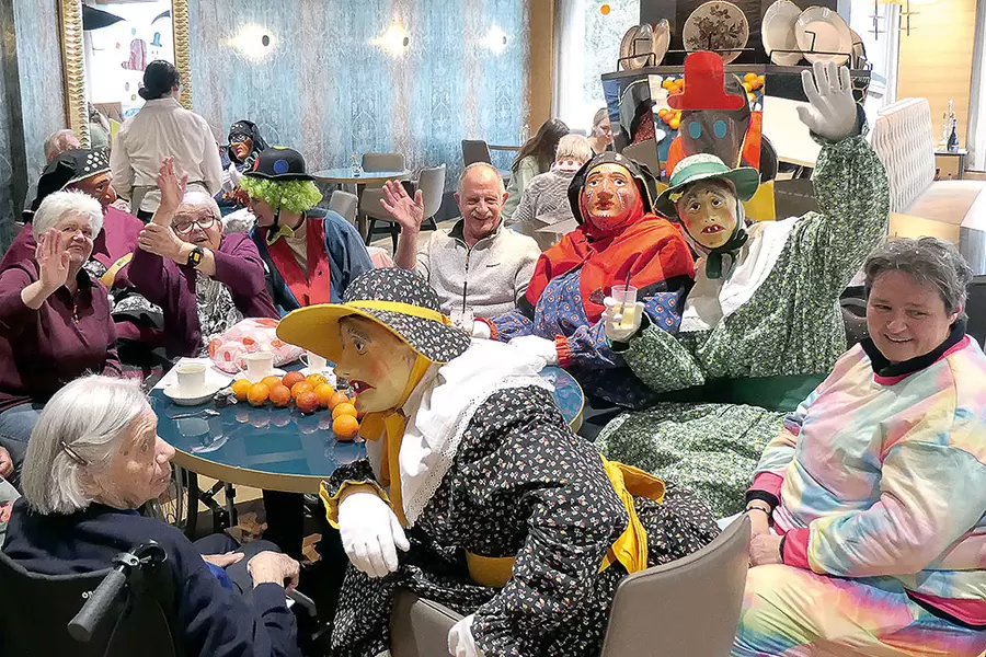 Die winkende Fasnachtsgellschaft Rickenbach macht ihre Aufwartung.