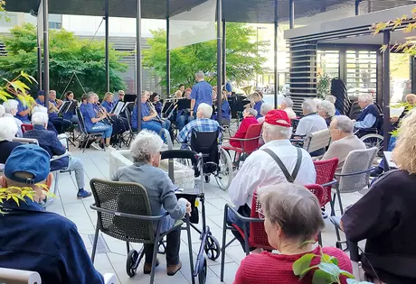 Blick von den Zuhörern/-innen aus auf die Musiker/-innen.