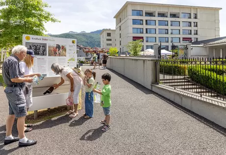 Der Entdeckerweg Acherhof 2026 «Früher Heute – Zeit und Erinnerung» mit seinen fünf Stationen inkl. «Schatzkisten» führt durchs Dorfquartier Acherhof Schwyz. Er ist ein Erlebnis für alle Generationen und die ganze Familie.