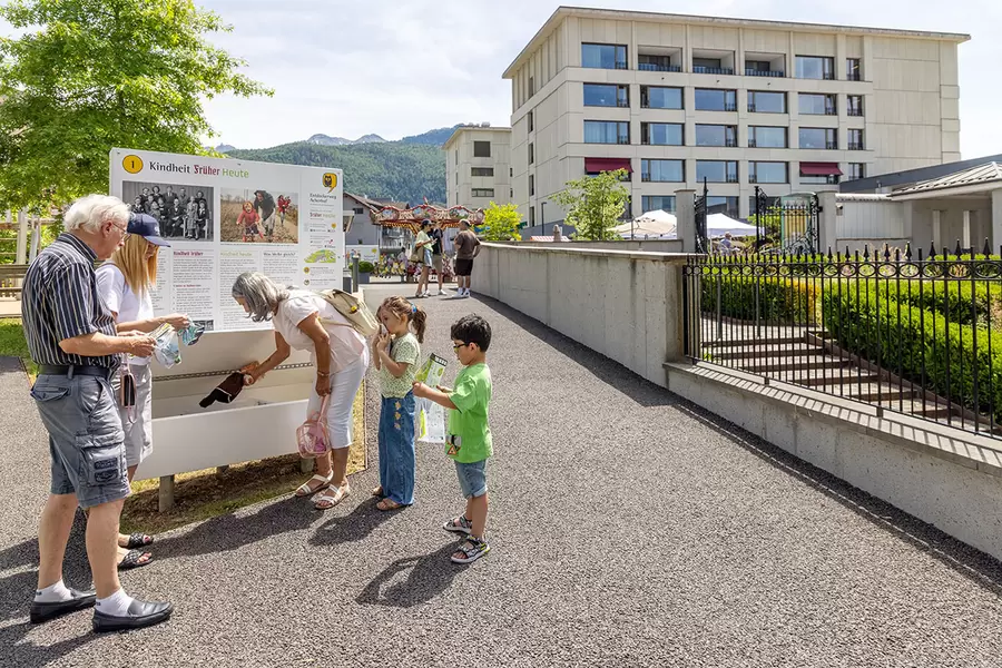 Der Entdeckerweg Acherhof 2026 «Früher Heute – Zeit und Erinnerung» mit seinen fünf Stationen inkl. «Schatzkisten» führt durchs Dorfquartier Acherhof Schwyz. Er ist ein Erlebnis für alle Generationen und die ganze Familie.