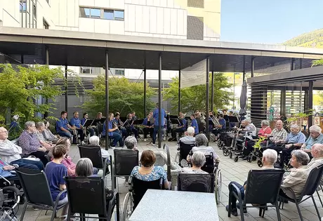 Das «Plätzli» vor dem Haupteingang zum Alterszentrum ist eine beliebte, weil ideale Open-Air-Konzertbühne.