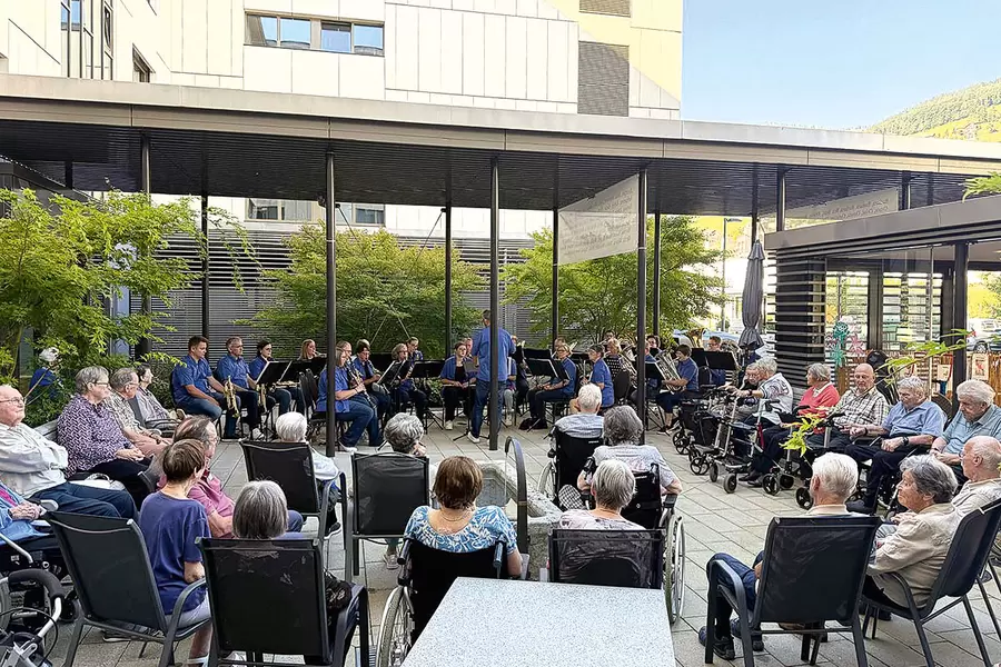Das «Plätzli» vor dem Haupteingang zum Alterszentrum ist eine beliebte, weil ideale Open-Air-Konzertbühne.