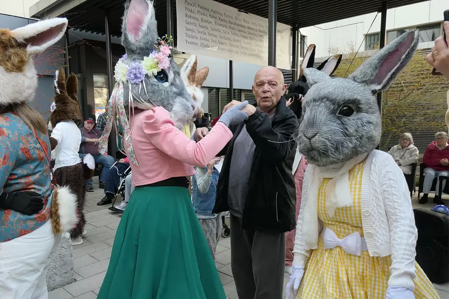 Hasen-Damen animieren die Bewohnenden erfolgreich zum Mittanzen.