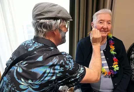 Ein «Künstler aus Frankreich» verziert die Gesichter der Teilnehmenden mit aparten Sujets.