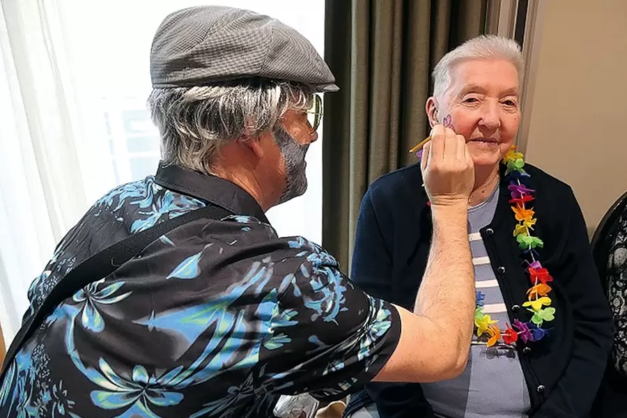 Ein «Künstler aus Frankreich» verziert die Gesichter der Teilnehmenden mit aparten Sujets.