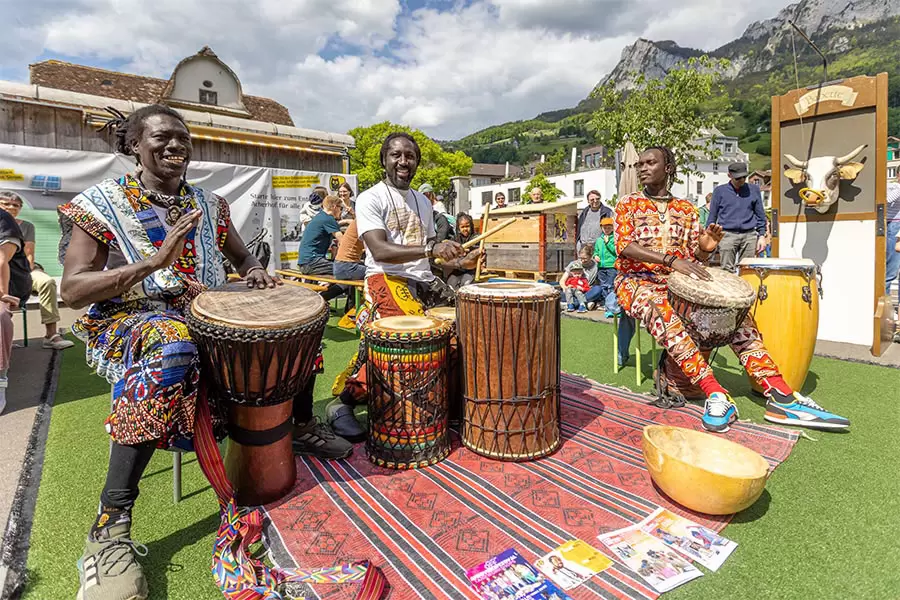 Taktvoll! – Zum Festabschluss reisst die senegalesische Trommler- und Tanzgruppe von Nago Gueye Koité die Massen mit.