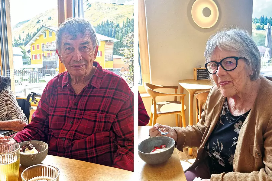 Süsse Verführung auf dem Stoos: Die Bewohnenden des Hauses Franziskus geniessen ein feines Dessert.