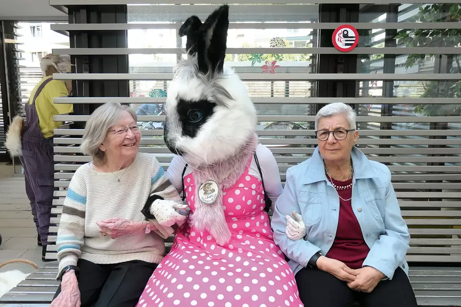 Rate: Welches der drei Hasen-Meitli auf der Bank gehört zur Hasen-Rott Lauerz? Schreibe Deine Antwort dem Osterhasen.