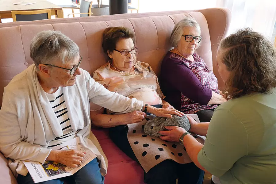 Das Frauentrio (v. l. n. r.) Cécile Imhof, Anna Amgwerd und Maria Steinegger mit einem kleinen Farbenzwerg.