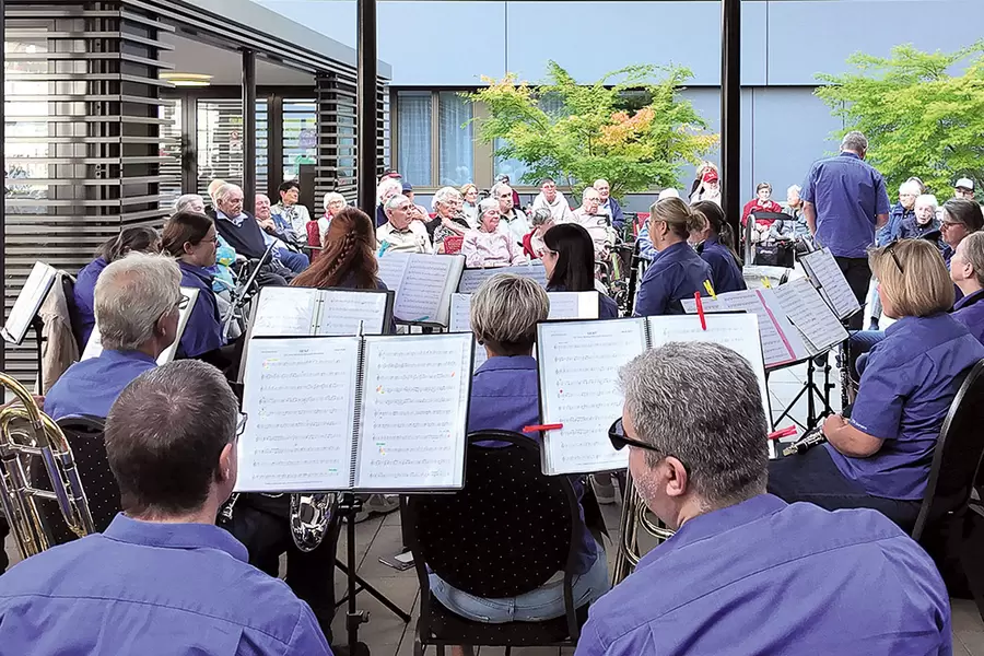 Blick von den Musikern/-innen aus auf die Zuhörer/-innen.