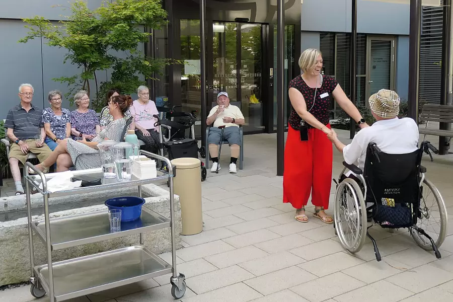 Auf dem «Plätzli» rund um den Brunnen werden auch Tänzli gewagt.
