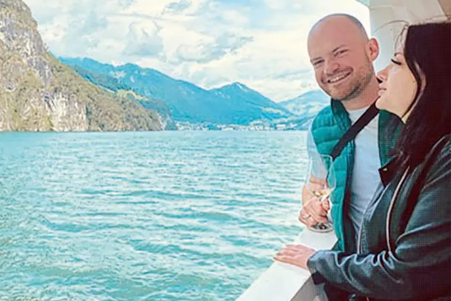 Fabio Suter und Laura Bisaku lassen den Blick über den Urners­ee und die Felsklippen schweifen.