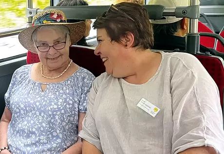 Gute Laune im Bus: Frau Amgwerd und Greth Steiner, Mitarbeiterin Aktivierung.