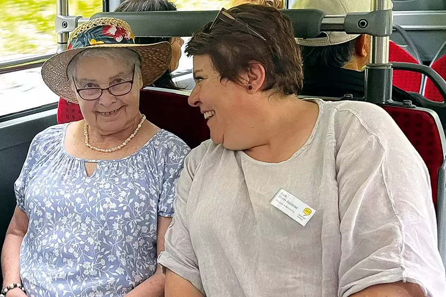 Gute Laune im Bus: Frau Amgwerd und Greth Steiner, Mitarbeiterin Aktivierung.