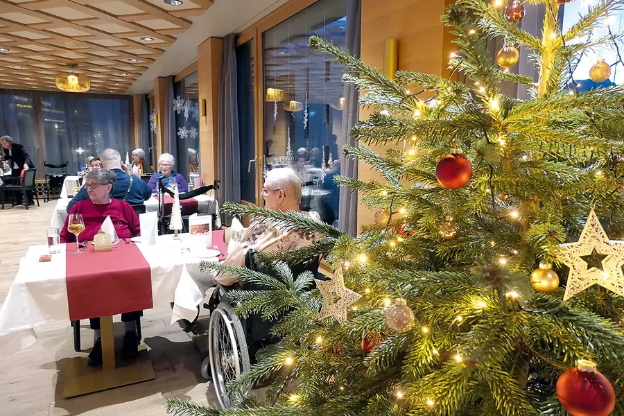Das festlich geschmückte Bewohnendenrestaurant.