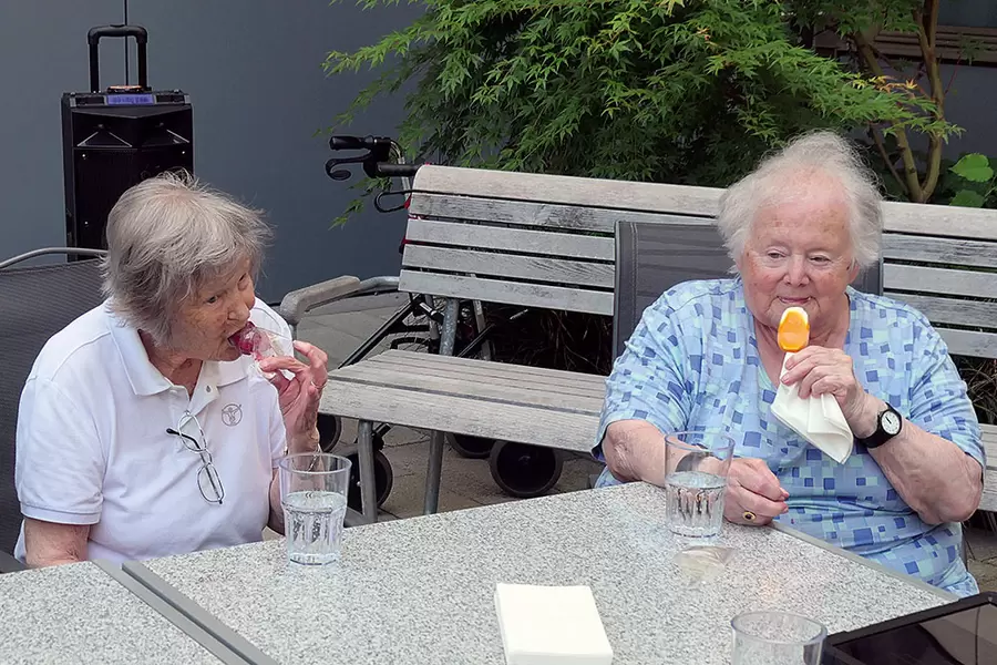 Josefina Annen (l.) und Maria Betschart geniessen gemeinsam ein feines Glace.