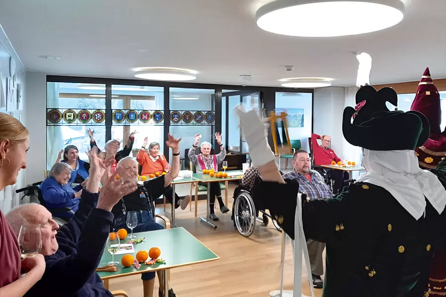 … und animiert die Bewohnenden zu allerlei närrischen Verrenkungen, …