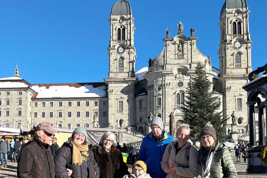 Vor der imposanten Klosterkirche.