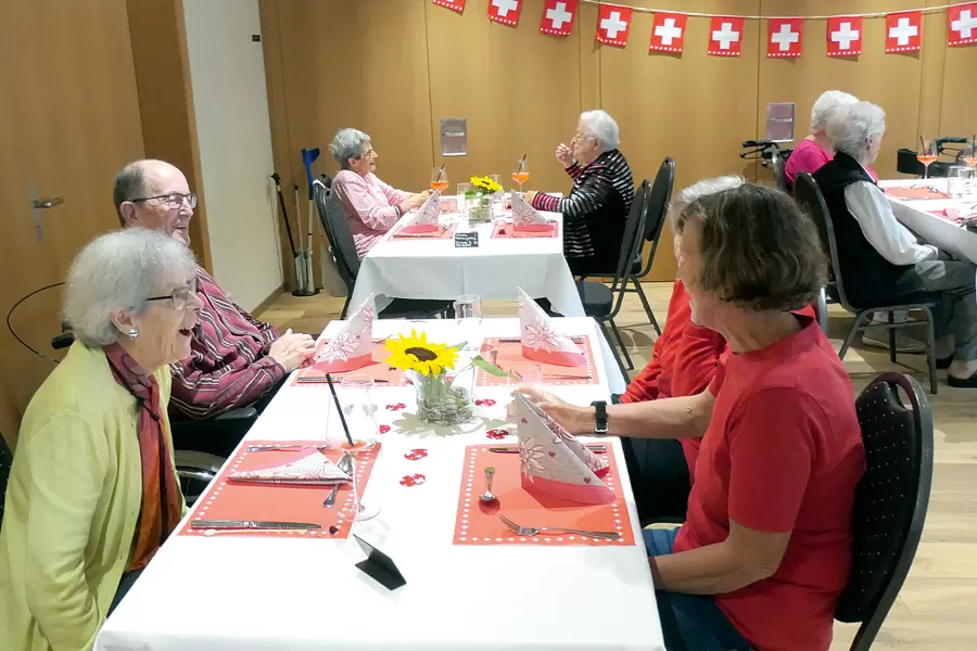 «i üsem Saal» herrscht schon vor dem Servieren des Essens ausgezeichnete Laune.
