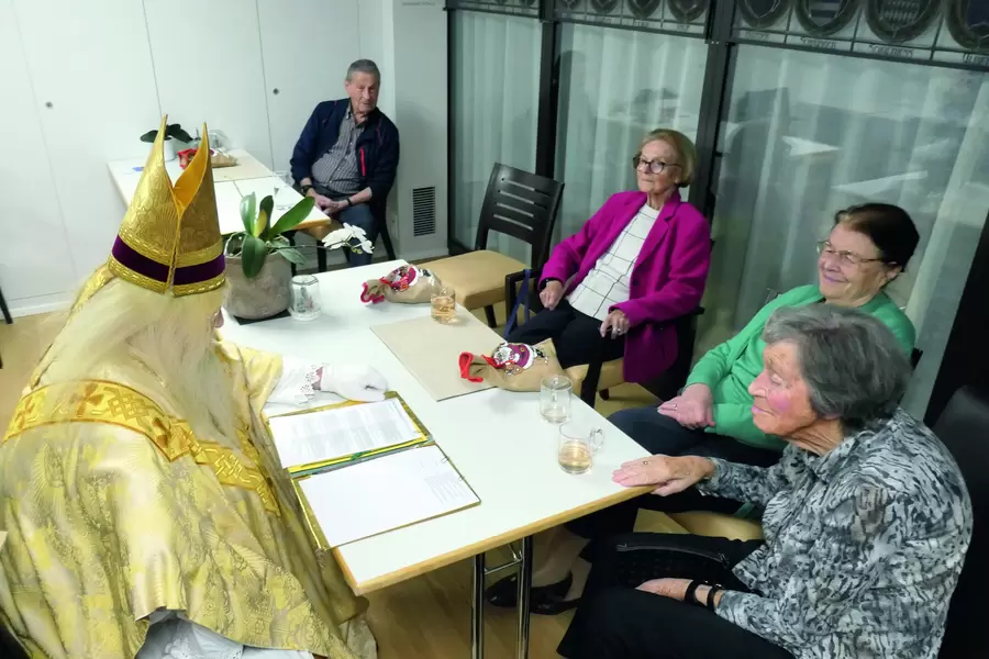 Was der Samichlaus wohl in sein Goldenes Buch geschrieben hat? fragen sich (v. l. n. r.) Paul Arnold, Maria Magdalena Trütsch, Verena Tschümperlin und Louise Diener.