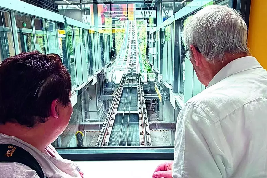 Warten auf die Bahn: Herr Holdener und Greth Steiner, Mitarbeiterin Aktivierung.