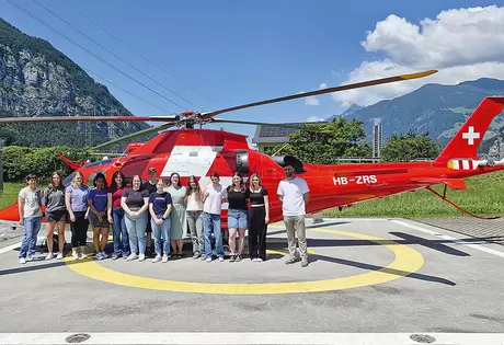 Die Pflege-Lernenden und -Studierenden des Alterszentrums Acherhof vor dem Rega-Helikopter in Erstfeld.