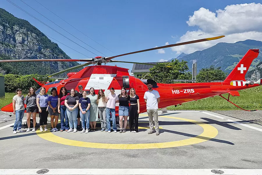 Die Pflege-Lernenden und -Studierenden des Alterszentrums Acherhof vor dem Rega-Helikopter in Erstfeld.