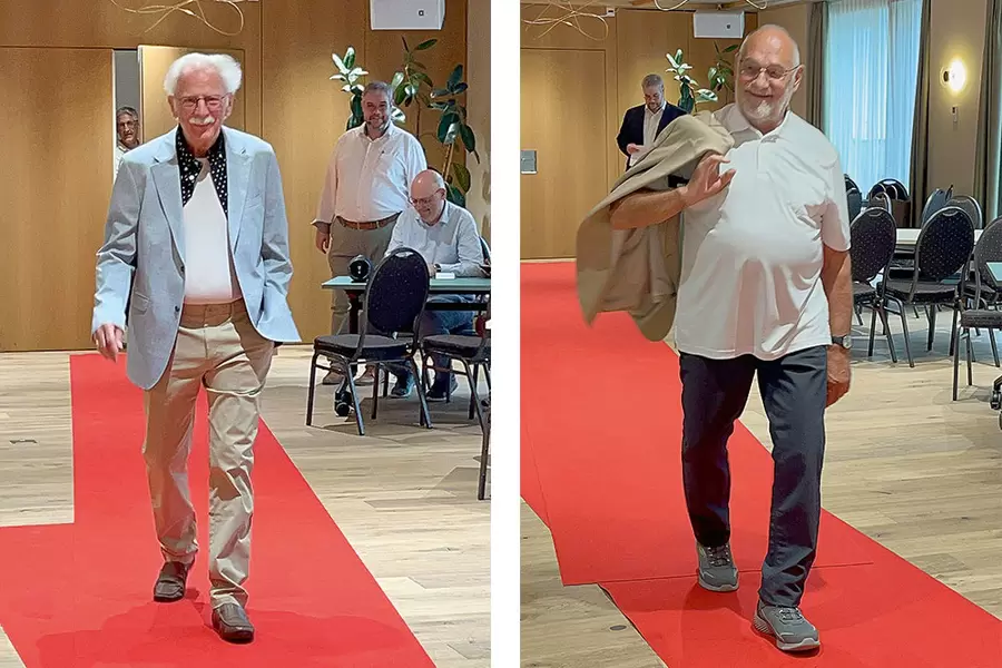 Acherhof-Bewohner Beni Bingisser im lichtblauen Sommer-Sakko (l.) sowie Nachbar Röbi Schuler auf dem Catwalk.