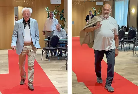 Acherhof-Bewohner Beni Bingisser im lichtblauen Sommer-Sakko (l.) sowie Nachbar Röbi Schuler auf dem Catwalk.