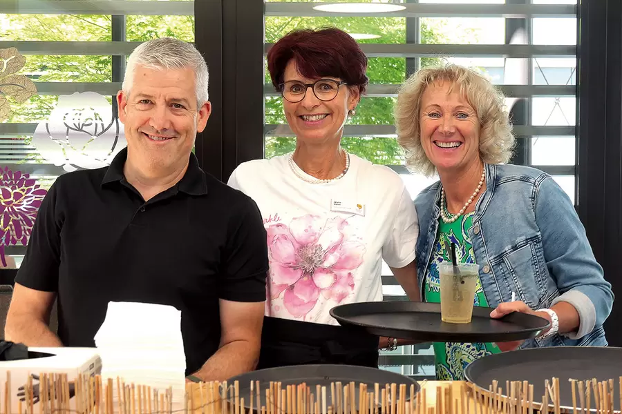 Das «Namittags-Bar»-Team: Lukas Gisler, Leiter Geschäfts­bereich Alterszentrum, Maria Pürro (M.), Leitung Hauswirtschaft, und Heidi Nideröst, Leitung Pflege und Betreuung.