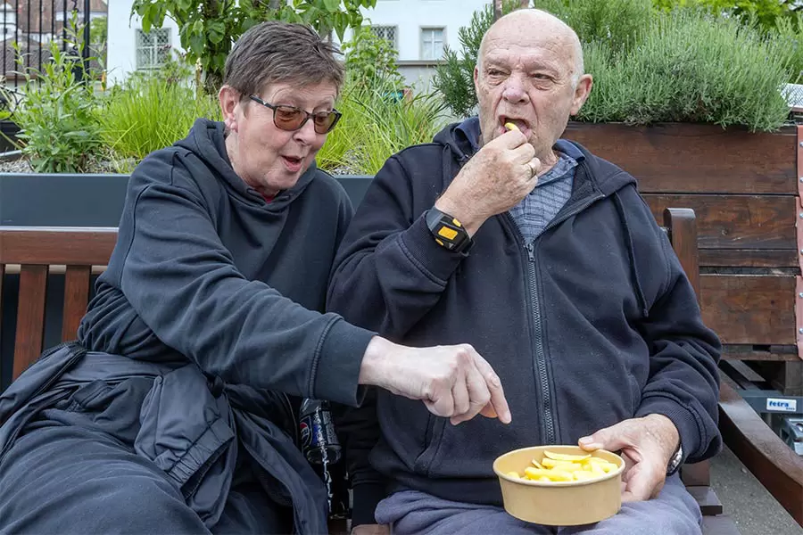 Mundraub! – Die Pommes von Bewohner René Brodbeck werden frech stibitzt.