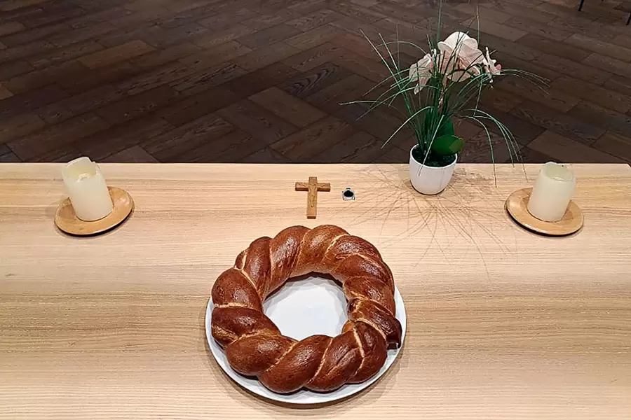 Für den Gottesdienst zum Agatha-Tag hat die das Küchenteam aus dem gesegneten Mehl ein besonders grosses Ringli in der Einsiedler Form gebacken.