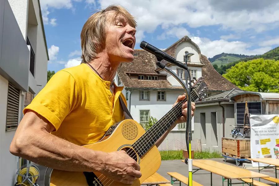 Singsang! Barfuss-Barde Christoph Schön singt Ohrwürmer.