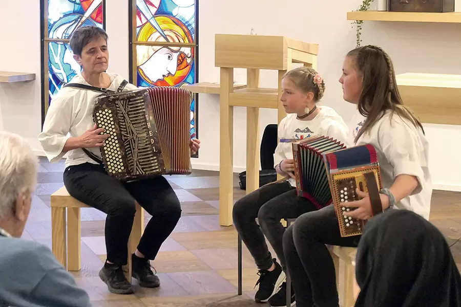 Musikalisches Intermezzo auf dem Akkordeon und auf zwei Schwyzerörgeli.