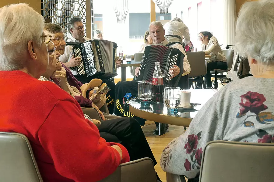 Die drei Musiker unterhalten die Besucher/-innen im Restaurant zum Acher vorzüglich.