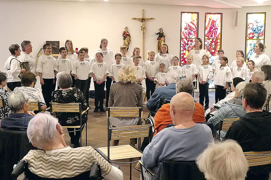 Die Jungjutzer am Mythen jutzen in der Acherhof-Kapelle vor einer aufmerksamen Zuhörerschaft.