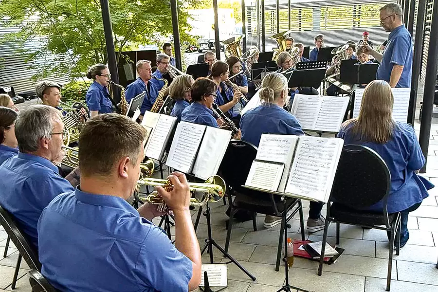 Dirigent «Flugkapitän» Lucas Decurtins hat seine Flugbegleiter/-innen im Griff.