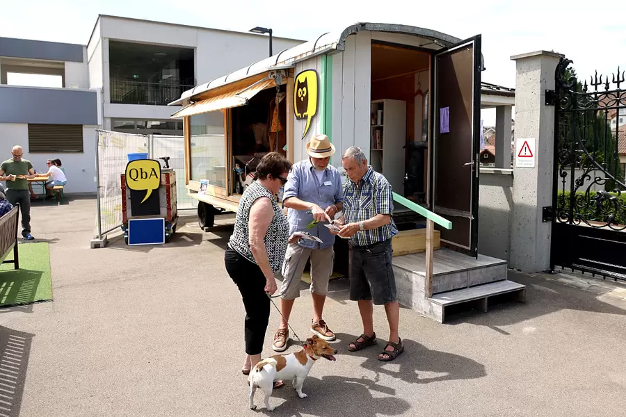 Der Entdeckerweg Acherhof startet auf der Acherhof-Piazza beim Quartierwagen, wo man auch eine Ausstellung mit interessanten Gegenständen zum Thema besuchen kann.