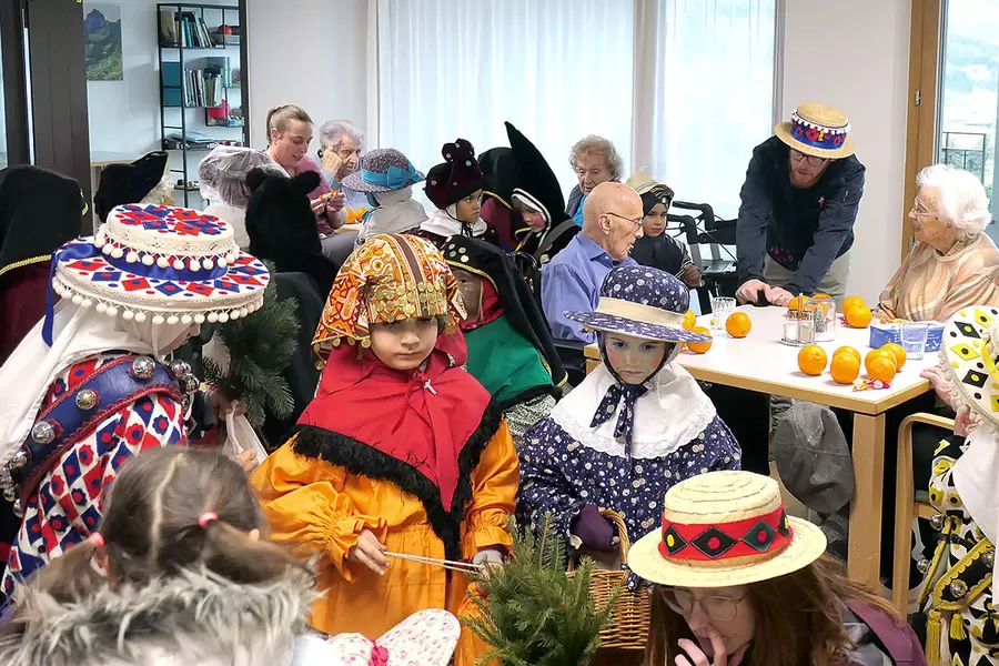 Beim Besuchs des Acherhofs brachten die Kinder der Kinderrott Schwyz eine ganz besondere Stimmung mit.