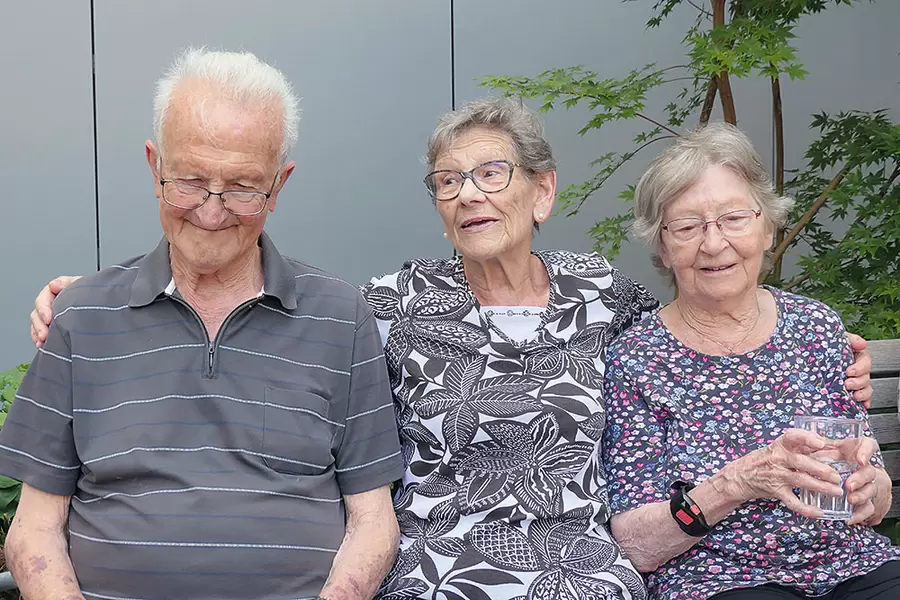 Gertrud Kirzenberger (M.) könnte neben ihrem Franz und Mitbewohnerin Ingeborg Meyer gleich die ganze Welt umarmen.