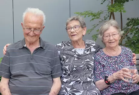 Gertrud Kirzenberger (M.) könnte neben ihrem Franz und Mitbewohnerin Ingeborg Meyer gleich die ganze Welt umarmen.