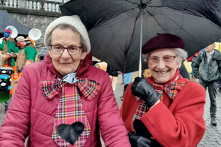 Bethli Schelbert und Regina Holdener sind gut beschirmt.