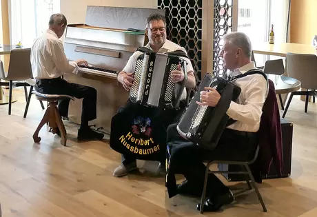 Handorgel-Duo Lüönd-Nussbaumer mit Hermann Hediger am Klavier.