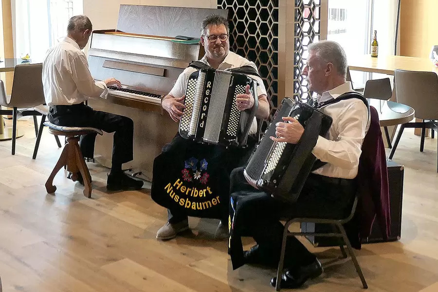 Handorgel-Duo Lüönd-Nussbaumer mit Hermann Hediger am Klavier.