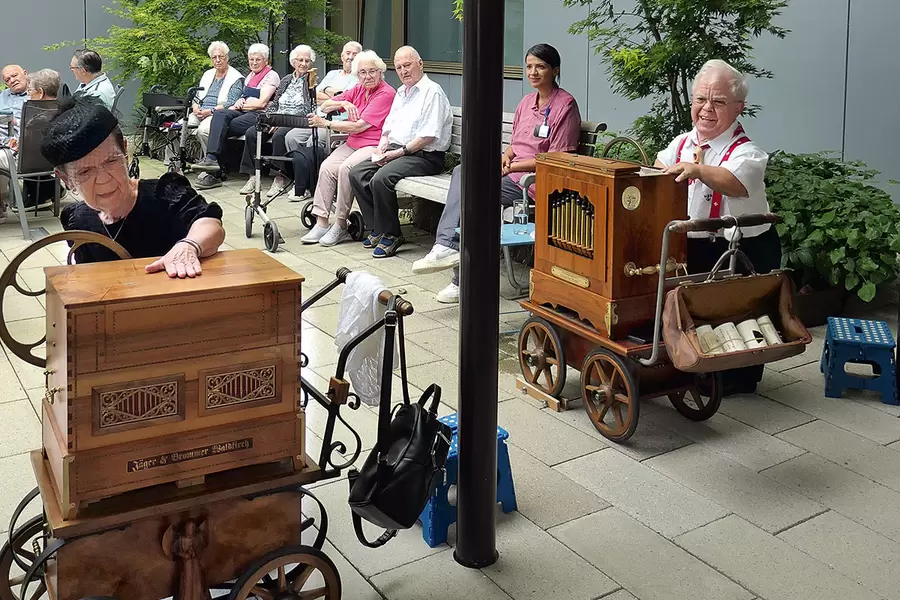 Zum Durchdrehen: Das musikalische Paar Barbara und Markus Bürgler begeistert die Acherhof-Bewohnenden mit seinem rundum gelungenen Drehorgelspiel.